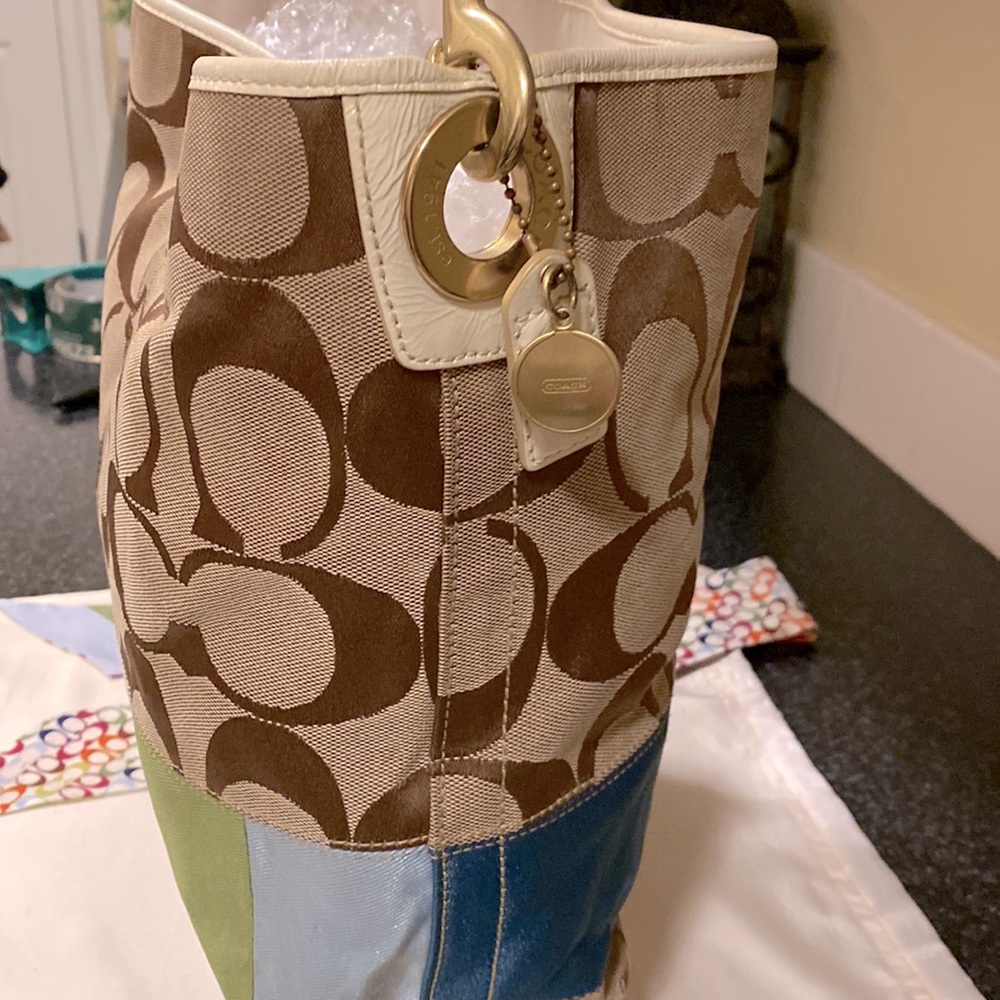 COACH jacquard w/multicolored band at base. Cream patent leather trim. #10858 - Picture 3 of 15